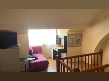 Roomgo UK - Large attic room for one person, Mansfield - £420 pcm