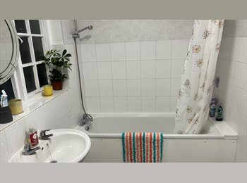 Roomgo UK - Large double room in spacious 3 bed flat, Gravesend - £750 pcm