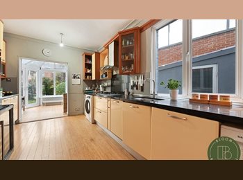 Roomgo UK - Bright and Spacious Double Room in a Modern Home — 2 Minutes from Roundwood Park, Willesden - £1,025 pcm
