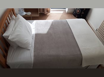 Roomgo UK -  LARGE FURNISHED ROOM WITH PRIVATE BATHROOM – QUIET PROFESSIONAL HOME – BILLS INCLUDED, Dalston - £1,300 pcm