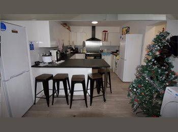 Roomgo UK - ££156 pw (Bills Included) Double Room w/ ensuite in Canley near Uni of Warwick., Kirby Corner - £625 pcm
