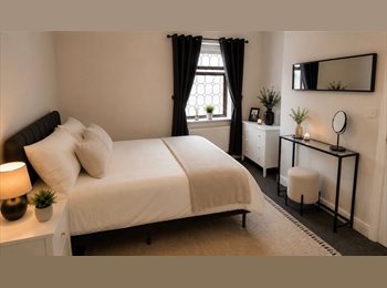 Roomgo UK - Modern 5-Bedroom Professional House Share – Shelton, Stoke-on-Trent, Shelton - £400 pcm