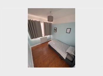Roomgo UK -  Single Room Available – Croydon/Waddon, Waddon - £750 pcm