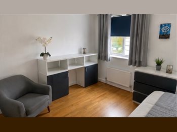 Roomgo UK - Large double Room + Private Living Area & En-Suite- off street parking, Brimsdown - £1,000 pcm