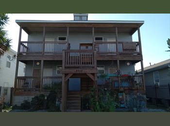 Roomgo US - Private Unfurnished Room for Rent, Freret - $475 pm