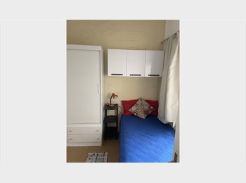Roomgo BR - Alugo Ótima suíte a1200m do Metrô Vila Madalena!, Perdizes - R$ 1.200 Por mês