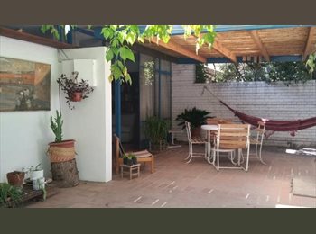 CompartoDepto CL - Hermosa habitación en casa a 4 cuadras de Metro Escuela Militar, Av. Colón y Américo Vespucio, Vitacura - CH$380 por mes