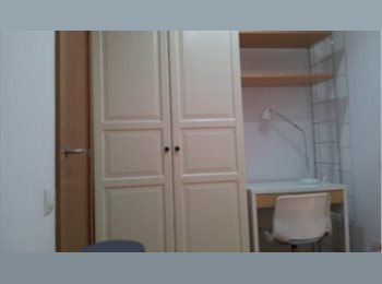 Roomgo ES - Habitación para estudiantes Barcelona cerca Universidad UB y UPC, Esplugues - 295 € por mes