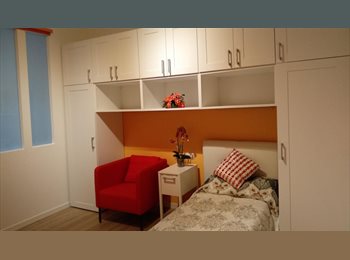 Roomgo IT - AFFITTASI A STUDENTESSA UNIVERSITARIA  CAMERA SINGOLA, Centrale - Loreto - 820 € al mese