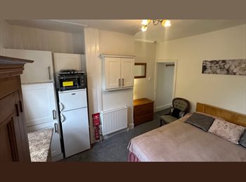 Roomgo UK - Move today! Studio,Nr Birmingham city,Town centre,shops,buses, Erdington - £700 pcm
