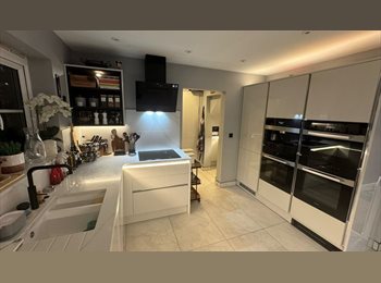 Roomgo UK - King Size | Modern | Premium | Parking | M5 Access, Weston-super-Mare - £975 pcm