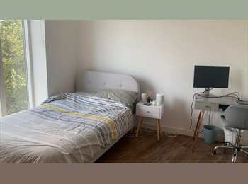 Roomgo UK - Spacious 2 Bed / 2 Bath Apartment – New Cross Gate, New Cross - £1,170 pcm