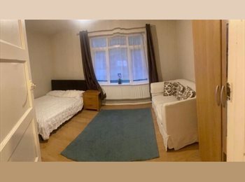 Roomgo UK - Large Double bedroom, Norbiton - £675 pcm