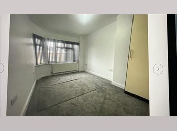 Roomgo UK - Double Room with own shower and Toilet, Maidenhead - £725 pcm