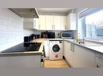 Roomgo UK - Double room in a shared house, Fleet - £800 pcm