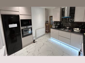 Roomgo UK - Spacious Double Room | King Bed | All Bills Included | Parking | Harrow HA12RX, Wealdstone - £850 pcm