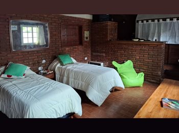 Roomgo AR - Casa para estudiantes mixta con parque y pileta (HAB. COMPARTIDA), La Plata - AR$ 310.000 pm