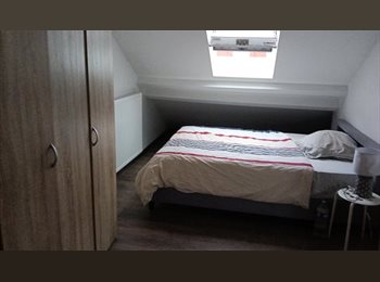 Appartager BE - Chambre meublée à louer – Colocation Charleroi  avec 2 jeunes étudiants africains– 450€ charges comp, Charleroi - 350 € pm