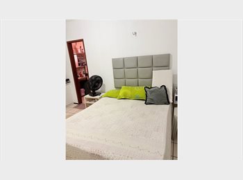 Roomgo BR - Procuro inquilino que possua interesse em suíte com cama de casal e blackout na janela., Fortaleza - R$ 800 Por mês
