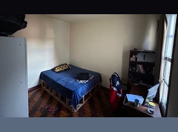 Roomgo BR -  QUARTO PARA ALUGAR – BAIRRO SANTANA, Porto Alegre - R$ 1.520 Por mês