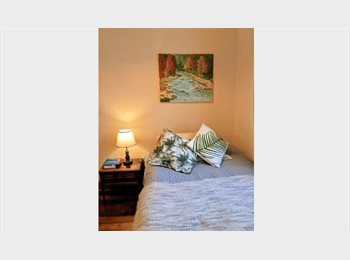 CompartoDepto CL - Habitación Amplia y Luminosa en Barrio Brasil – Metro Santa Ana / Cumming, Santiago Centro - CH$280.000 por mes