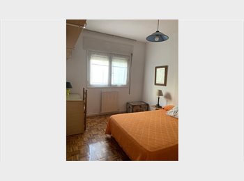 Roomgo ES - HABITACION 2 - UNIVERSIDAD ENFERMERIA, Ciencias Salud. Solo chicas., Pamplona - 390 € por mes