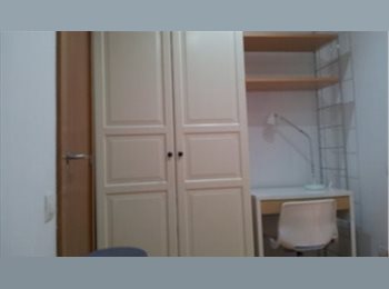 Roomgo ES - Habitación para estudiante universitaria en Barcelona, Esplugues - 295 € por mes