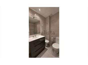 Roomgo ES - Habitación en piso luminoso a 5 minutos de metro  Cuatro Caminos - 2 personas en la vivienda, 3 habi, Tetuán - 800 € por mes
