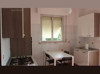 Roomgo IT - camera singola e posto letto in doppia, Ancona - 240 € al mese