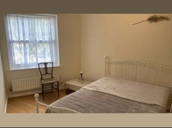 Roomgo UK - Light double room with king size bed - en-suite - Isleworth, Woodlands - £1,000 pcm