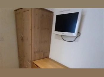 Roomgo UK - Spacious Room with Private Bathroom - Cranbrook Road - £1000 bill included, Loxford - £1,000 pcm