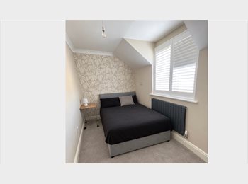 Roomgo UK - A double bedroom in a 3 bedroom house, Gravesend - £700 pcm