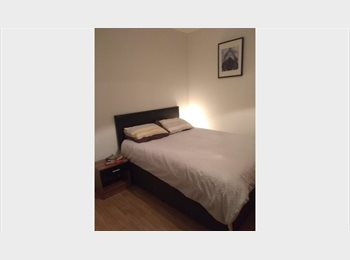 Roomgo UK - Bright, spacious double room with lots of storage, Nuneaton - £540 pcm