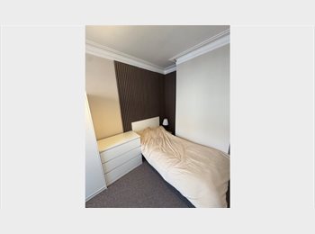 Roomgo UK - Comfortable double room in warm welcoming home, Fratton - £600 pcm