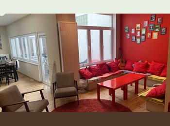 Appartager BE - Very nice room + balcony in large building, shared by 9 young working people with Internat-backgroun, Schaerbeek Schaarbeek - 475 € pm