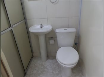 Roomgo BR - SUITE MOBILIADO COM BANHEIRO, Liberdade - R$ 1.500 Por mês