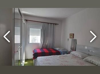 Roomgo BR - Quarto para moças ao lado do metrô Higienópolis Mackenzie, Consolação - R$ 850 Por mês