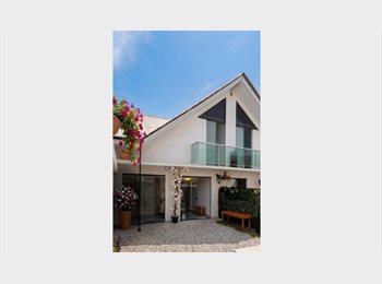 Roomgo BR - EXCLUSIVO PARA MOÇAS | QUARTOS | ESTÚDIOS COM SACADA, Curitiba - R$ 1.350 Por mês