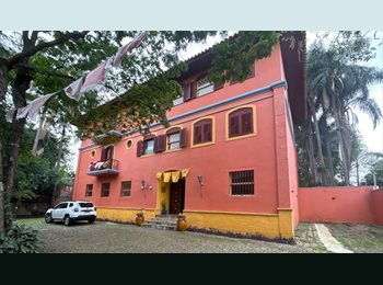 Roomgo BR - Suítes aconchegantes, com janela, piso de madeira e armários, Alto Pinheiros - R$ 2.340 Por mês