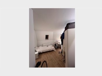 Roomgo CH - Chambre dans une colocation de courte durée, Neuchâtel - 850 CHF / Mois