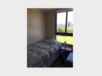 CompartoDepto CL - El Llano : Habitacion con cama 1.5 plaza box spring, San Miguel - CH$240.000 por mes
