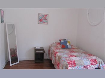 CompartoDepto CL - Pieza grande para mujer con amplio armario en Barrio Italia, Santiago Centro - CH$260.000 por mes