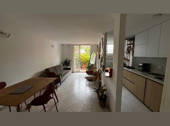 CompartoApto CO - Mujer alquila habitación en casa con patio, Envigado - COP$ 1.300.000 por mes