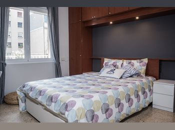 Roomgo ES - RH5-R1 ¡Habitación muy luminosa con cama doble en un piso de diseño al lado de la Sagrada Familia! R, Sant Martí - 940 € por mes