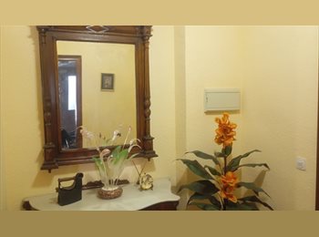 Roomgo ES - Alquilo habitación en piso compartido para chicas, Granada - 300 € por mes