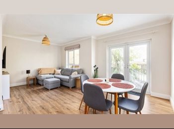 Roomgo IE - Bright Double Room in Owner-Occupied Home | Quiet & Friendly House, Dublin - €900 pcm