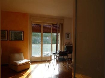 Roomgo IT - Luminosa Stanza di oltre 25mq, Centrale - Loreto - 600 € al mese