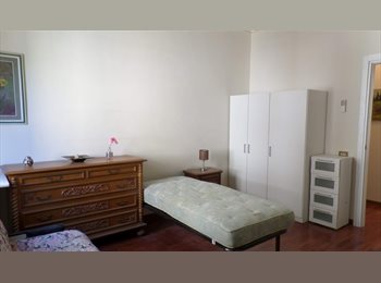 Roomgo IT - Spaziosa camera con aria condizionata e divanoletto a CAREGGI, Firenze - 430 € al mese
