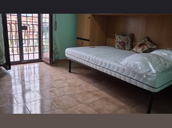 Roomgo IT - Affitto stanze a studentesse o lavoratrici matrimoniali a uso singolo, Don Bosco-Cinecitta' - 490 € al mese