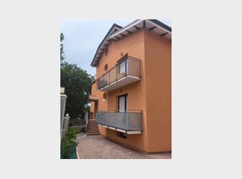 Roomgo IT - Stanza singola con letto matrimoniale e balcone vicino al Polo Bertelli, Macerata - 340 € al mese